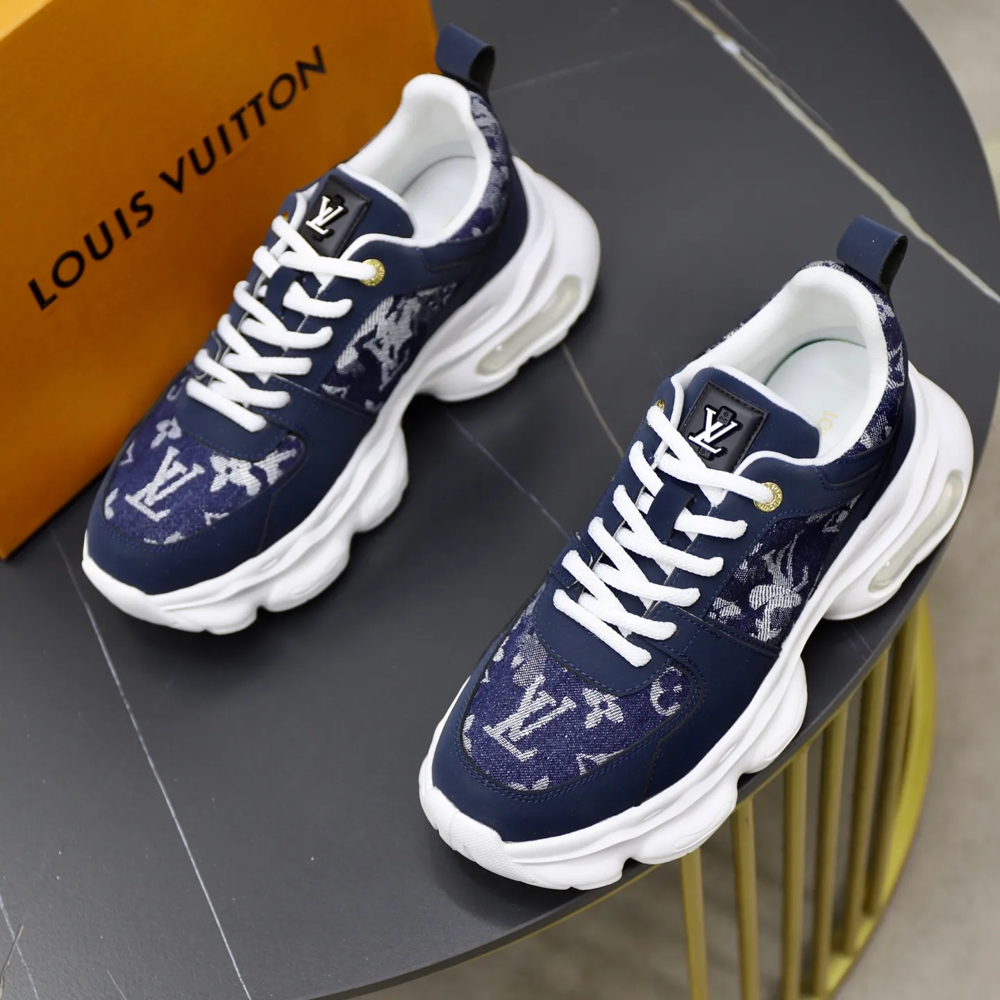 Ex-factory price: 462💰🙅‍♂️🙅‍♂️🙅‍♂️ Brand: Louis Vuitton Standard code: 38-44 (45 customized) Grade: Same as the official website Material: Original cowhide splicing fabric Comfortable and breathable lining Lightweight, soft and wear-resistant outsole Style category: Men's fashionable casual shoes Running sneakers Distinguished luxury brand elements Top luxury Color: actual picture color